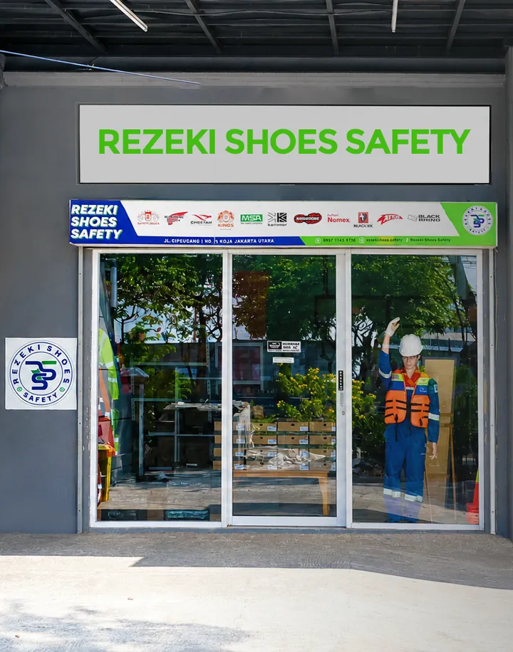 Tampak depan toko Rezeki Shoes Safety di Jl. Cipeucang, Jakarta Utara